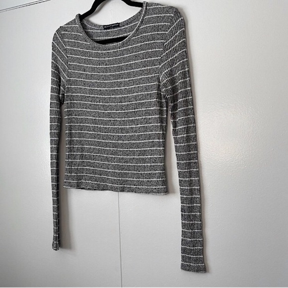 🆕🔥BRANDY MELVILLE REALLY CUTE&STYLISH&VERY SOFT LIGHTGRAY MARBLED SWEATER NWOT - Picture 2 of 4